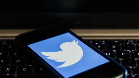 Twitter steps up Ukraine misinformation fight .